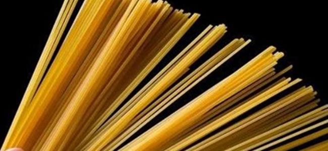 كيف يُمكن كسر المعكرونة الجافة إلى قطعتين فقط؟