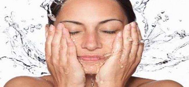 غسلت وجهها بالمياه الغازية يومياً! ما النتيجة؟