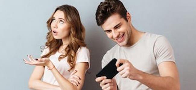 كيف تُبعدين زوجك عن الهاتف والتلفزيون؟ إليكِ الحلّ