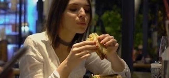 تجنبوا تناول هذه الأطعمة على العشاء لتنعموا بنوم مريح