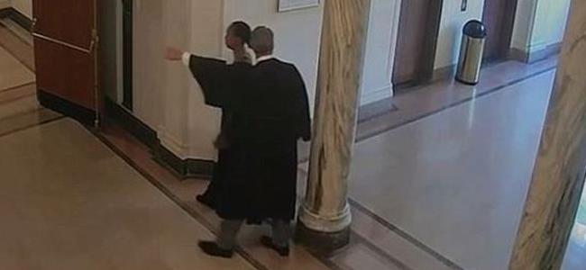  استقالة قاض بعدما ظهر بفيديو وهو يلامس امرأة في المحكمة! 