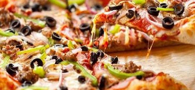 12 نوعا من الطعام يسبب الصداع... منها البيتزا