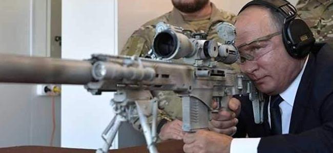 بوتين يستعرض مهاراته ببندقية قنص