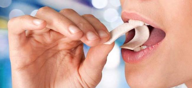 مضغ العلكة باستمرار يسبب مشاكل صحية