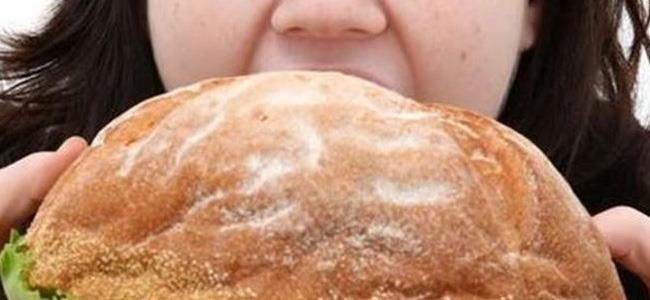 تأكلون عند الشعور بالتوتر؟.. حيلة تمنعكم من ذلك