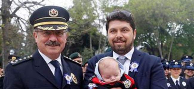  ليس في لبنان.. مدير امن يكافئ شرطياً لقيامه بتسطير مخالفة بحق ابنته! 