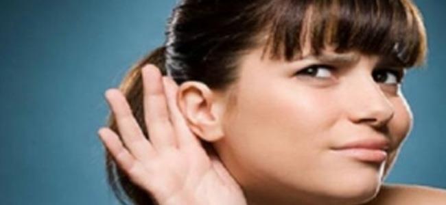 لماذا لا يُمكن الاستماع إلى شخصين في الوقت نفسه؟