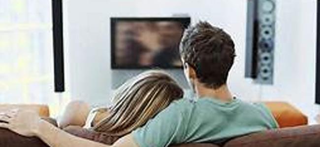 كثرة مشاهدة التلفاز تزيد من خطر الإصابة بسرطان القولون