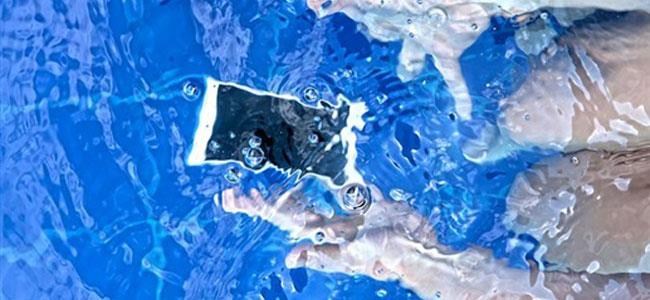 4 خطوات لإنقاذ هاتفك في حال وقوعه في الماء