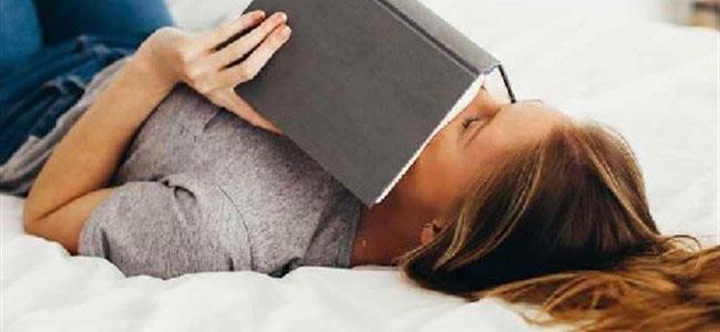 أيهما أفضل للدماغ.. الدراسة على السرير أم المكتب؟