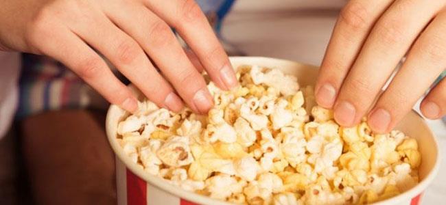 منها الفشار... تحذيرات صحيةٌ من مشاركة هذه الأشياء مع الآخرين!