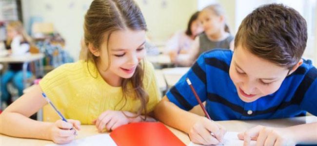 4 خطوات لتحسين خط طفلك في الكتابة...