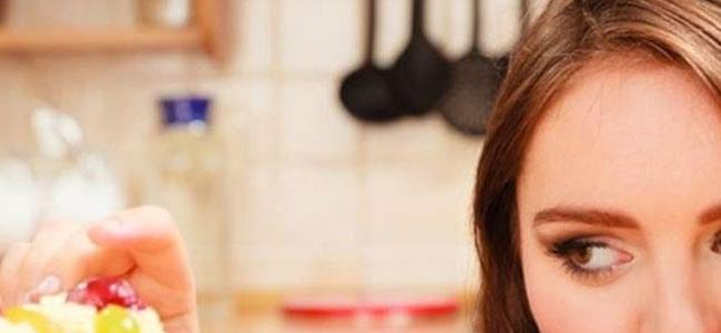 كيف يساعد تناول الحلوى على فقدان الوزن؟