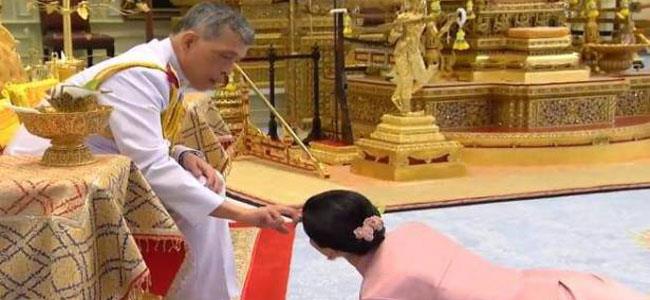 ملك تايلاند يتزوج حارسته الشخصية.. شاهدوا كيف نصّبها ملكة وهي زاحفة