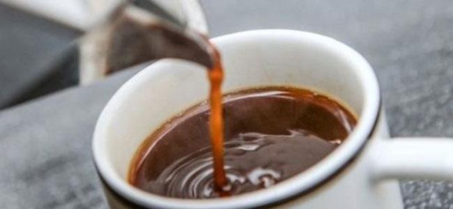 كوب من القهوة يقلل خطر تعثر كبار السن خلال السير