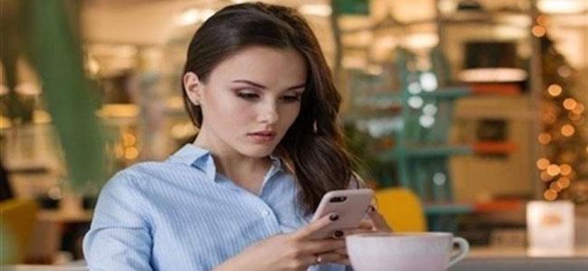 حبيبك مدمن على الهاتف؟ هكذا تتعاملين معه