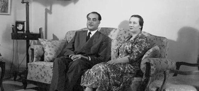 صورة قديمة ونادرة لرئيس لبناني في منزله المتواضع.. مع زوجته!