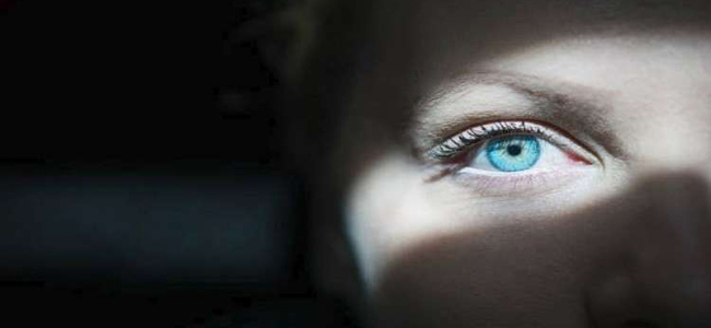 عادات يومية تُضر بعينيكم!