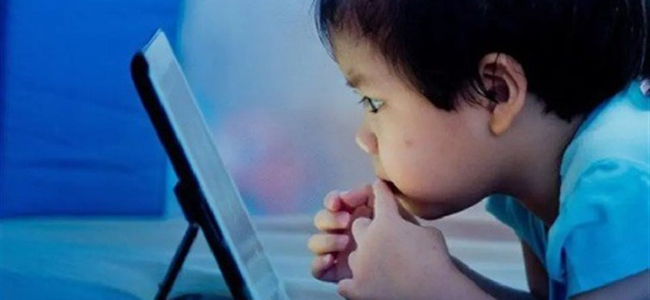 احذروا..هذا ما تفعله الأجهزة اللوحية بأصابع أطفالكم