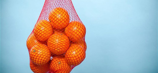 لماذا يباع البرتقال بأكياس شبكية حمراء اللون؟