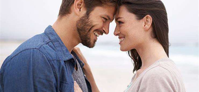 علامة تؤكد أن شريك حياتك مغرم بكِ