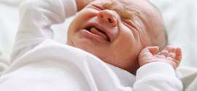 دراسة تكشف سبب بكاء طفلك الرضيع كلما ابتعدت عنه!