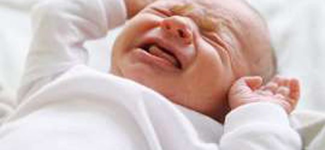 دراسة تكشف سبب بكاء طفلك الرضيع كلما ابتعدت عنه!