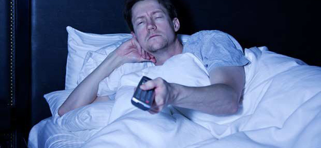 النوم مع ضوء التلفاز قد يؤدي إلى زيادة الوزن