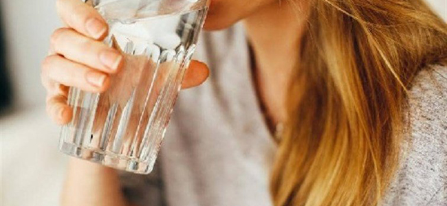 ليس الماء.. أفضل مشروب للتخلص من المذاق الحارّ