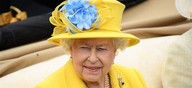 شخص واحد سمحت له الملكة إليزابيث بمناداتها باسمها الأول.. من هو؟