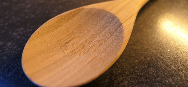 محاكمة أم ضربت ابنتها بواسطة ملعقة خشبية