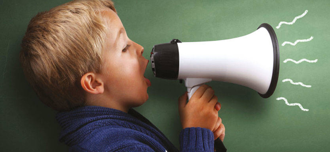 طفلي يُحرجني في الأماكن العامّة... ما الحلّ؟