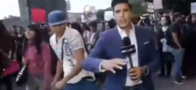 مراسلٌ يتلقّى أعنف ضربة على وجهه مباشرة على الهواء! (فيديو)