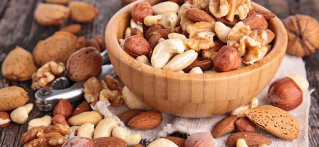 المكسرات تحميك من زيادة الوزن