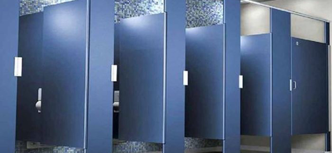لماذا تكون أبواب الحمامات العامة قصيرة؟