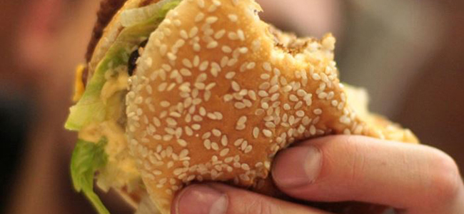 الوجبات السريعة قد تؤدي إلى العمى!