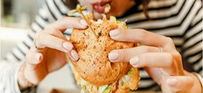 11 خرافةً عن التغذية قد تتسبّب في زيادة وزنك.. ما هي؟