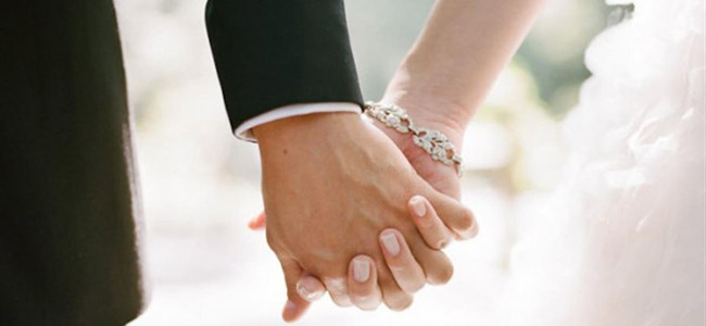 فتاة تشتكي على والدها لرفضه 11 عريساً طلبوا يدها!