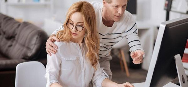 المعاكسات التي تتعرضينَ لها.. هل من الجيد إبلاغ زوجكِ بها؟