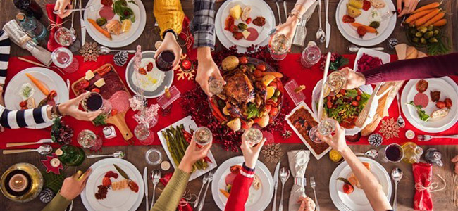 كيف يمكنك الوقاية من التخمة في فترة الأعياد من خلال القليل من الخطوات؟