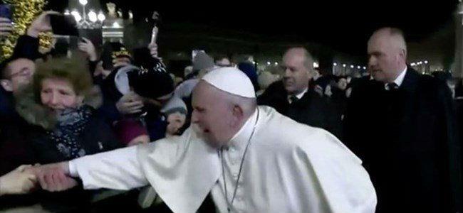  امرأة تسحب البابا من يده بقوة بشكل مفاجئ... ماذا حصل في ساحة القديس بطرس؟