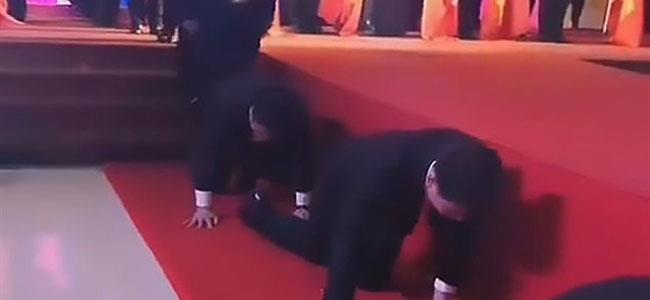 مدراء في إحدى الشركات يزحفون أمام موظّفيهم.. عقاباً على 