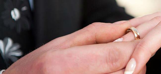  شابٌ وخطيبته يُلغيان زفافهما.. أمُّ العروس هربت مع والد العريس! 