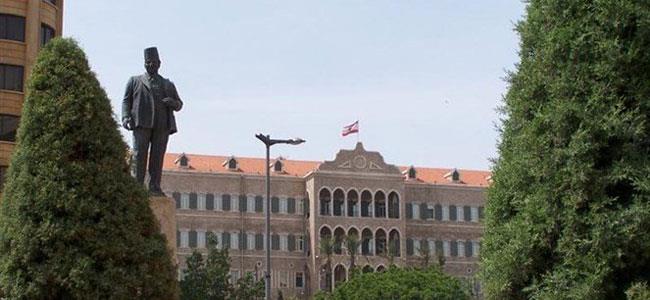 في مشهد غير مألوف.. وزير لبناني يصل بالتاكسي إلى جلسة الحكومة!