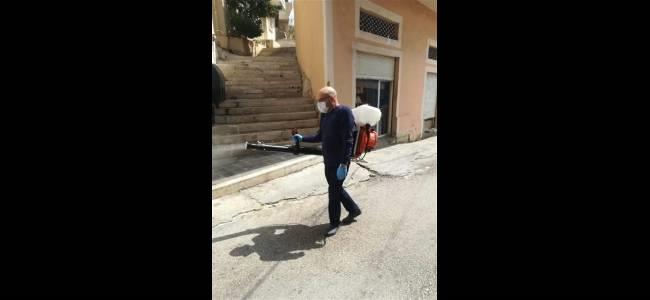 بالصورة - وزير سابق يعقّم أحد شوارع بلدته منيارة