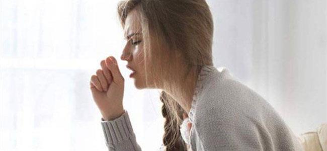 السعال الجاف أحد عوارض كورونا.. يستمرّ لنصف يوم ولا يُنتج البلغم أو المخاط