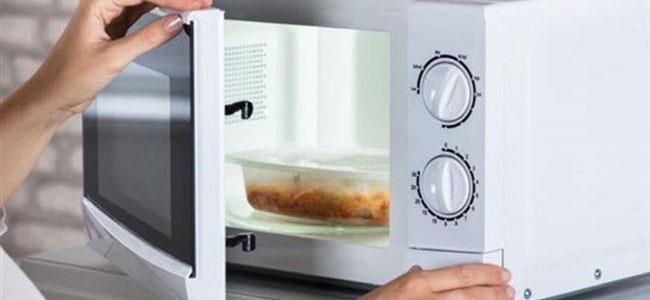 موادٌ غذائية تُصبح سامة عند تسخينها في الميكروويف