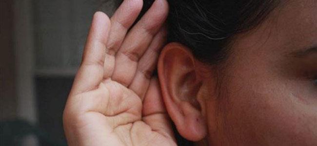 ضعف السمع قد يكون عارضاً نادراً للإصابة بـ