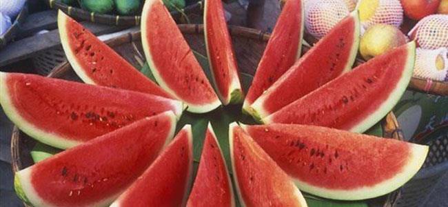 على هؤلاء تجنّب تناول البطيخ الأحمر
