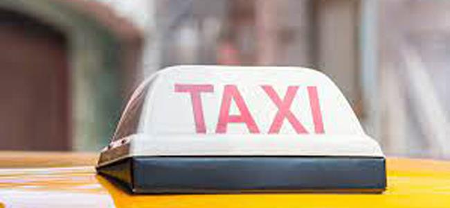 سائق تاكسي يعيد ألفي دولار لمرأة عجوز دفعتها بالخطأ